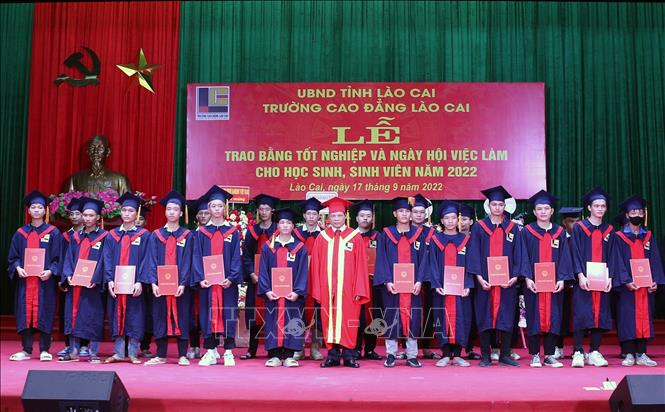 Trao bằng tốt nghiệp cho sinh viên nhà trường. Ảnh: Quốc Khánh - TTXVN