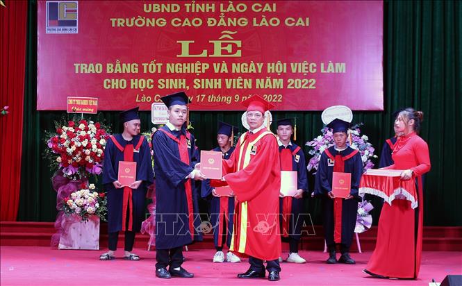 Trao bằng tốt nghiệp cho sinh viên nhà trường. Ảnh: Quốc Khánh - TTXVN
