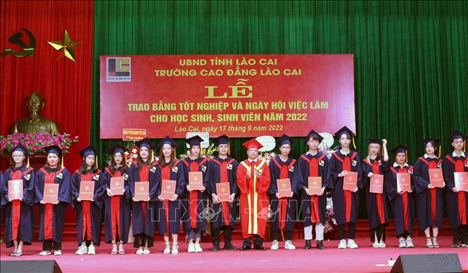 Trao bằng tốt nghiệp cho sinh viên nhà trường. Ảnh: Quốc Khánh - TTXVN
