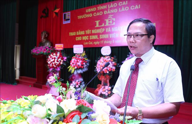 Thầy giáo Trần Xuân Bình, Phó Hiệu trưởng Trường Cao đẳng Lào Cai phát biểu tại buổi lễ trao bằng tốt nghiệp cho sinh viên nhà trường. Ảnh: Quốc Khánh - TTXVN