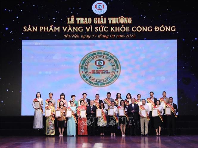 Ban tổ chức trao huy chương Vàng và giấy chứng nhận cho 25 doanh nghiệp đạt giải. Ảnh: Minh Quyết - TTXVN