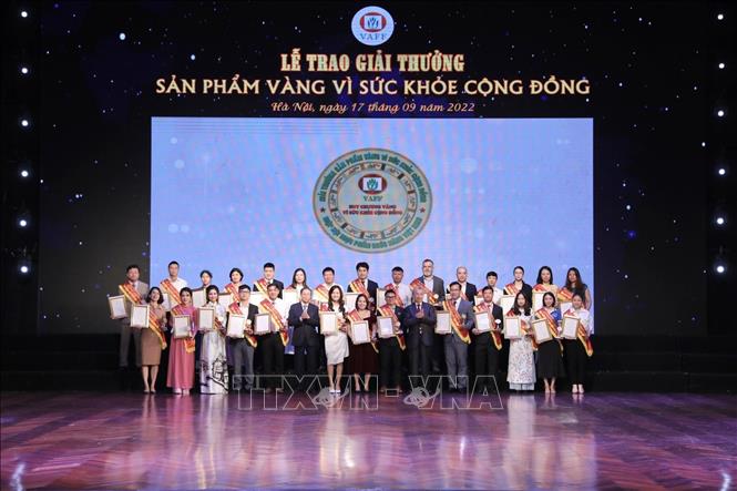Ban tổ chức trao huy chương Vàng và giấy chứng nhận cho 27 doanh nghiệp đạt giải. Ảnh: Minh Quyết - TTXVN