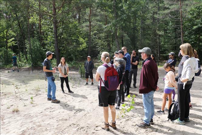 Sinh viên ngành sinh học - Đại học Ottawa hướng dẫn du khách tham quan đồi cát Pinhey. Ảnh: Trung Dũng - PV TTXVN tại Canada