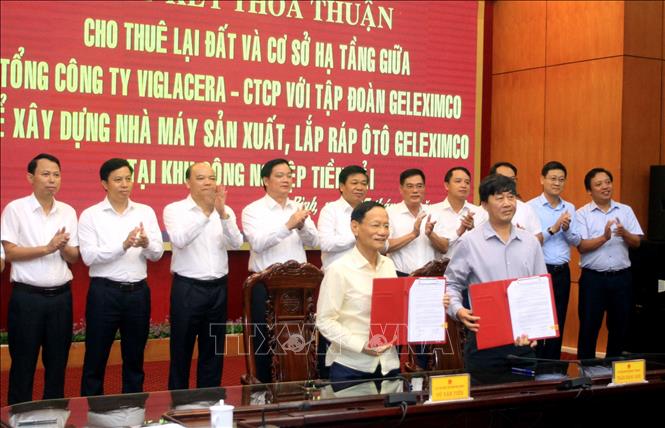 Lãnh đạo tỉnh Thái Bình và các sở, ngành chứng kiến lễ ký thỏa thuận hợp tác giữaTổng công ty Viglacera-CTCP và Tập đoàn Geleximco. Ảnh: Thế Duyệt – TTXVN  