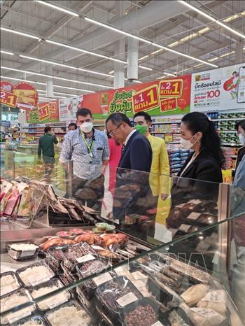 Đại sứ Phan Chí Thành tham quan một quầy hàng Việt Nam tại sự kiện. Ảnh: Huy Tiến - PV TTXVN tại Thái Lan