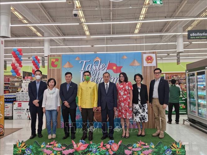 Đại sứ Phan Chí Thành (thứ tư, từ phải sang) và Tổng Giám đốc kiêm Chủ tịch Công ty BJC Aswin Techajareonvikul (áo vàng) tại sự kiện. Ảnh: Huy Tiến - PV TTXVN tại Thái Lan