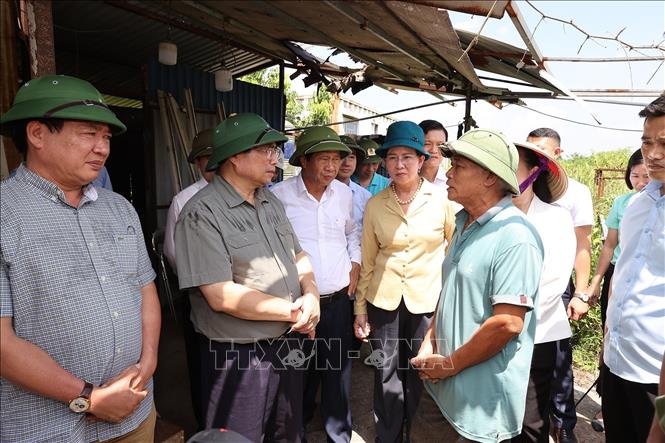 Thủ tướng Phạm Minh Chính trao đổi với người dân sinh sống gần Bệnh viện Hữu nghị Việt Đức cơ sở 2 tại thành phố Phủ Lý, Hà Nam. Ảnh: Dương Giang -TTXVN
