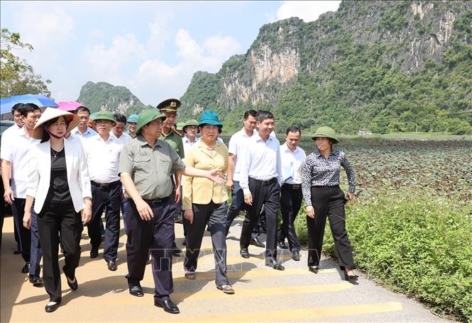 Thủ tướng Phạm Minh Chính kiểm tra thực địa khu vực dự án Bệnh viện Lão khoa cơ sở 2 tại xã Khả Phong, huyện Kim Bảng, Hà Nam. Ảnh: Dương Giang-TTXVN
