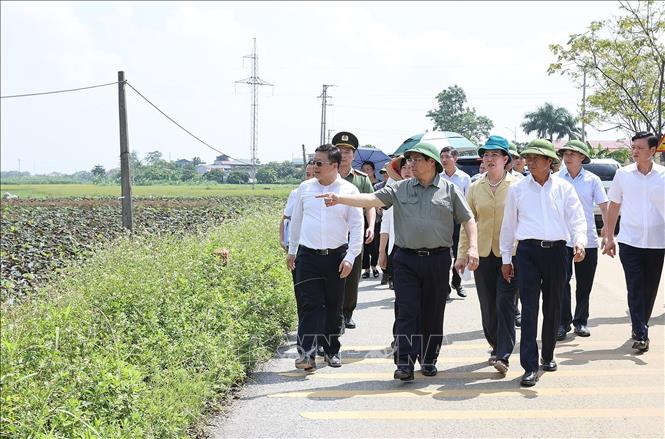 Thủ tướng Phạm Minh Chính kiểm tra thực địa khu vực dự án Bệnh viện Lão khoa cơ sở 2 tại xã Khả Phong, huyện Kim Bảng, Hà Nam. Ảnh: Dương Giang-TTXVN
