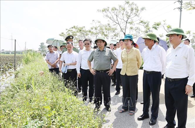 Thủ tướng Phạm Minh Chính kiểm tra thực địa khu vực dự án Bệnh viện Lão khoa cơ sở 2 tại xã Khả Phong, huyện Kim Bảng, Hà Nam. Ảnh: Dương Giang-TTXVN
