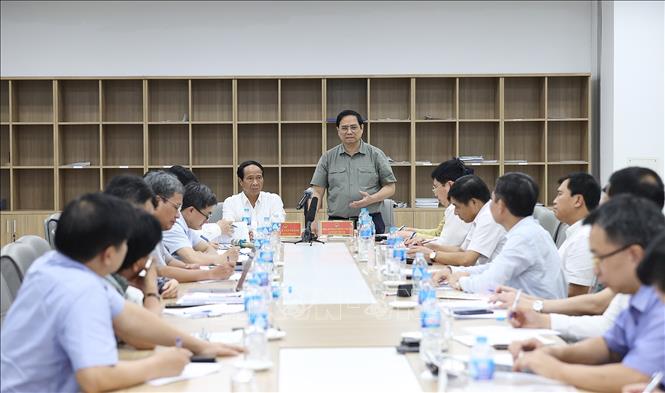 Thủ tướng Phạm Minh Chính chủ trì buổi làm việc với lãnh đạo bộ, ngành và các Bệnh viện cơ sở 2 tại Hà Nam. Ảnh: Dương Giang -TTXVN