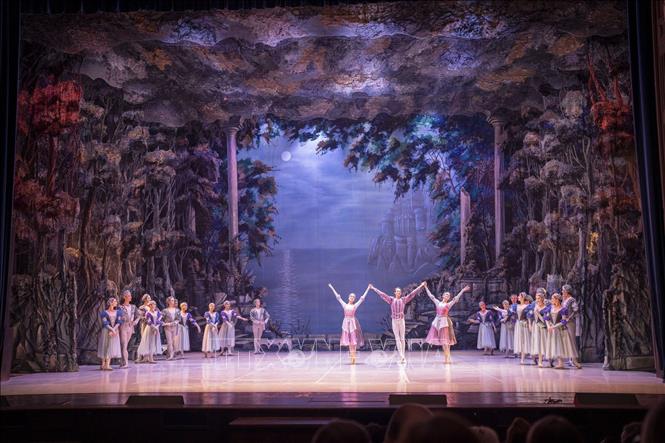 Vở ballet xuất sắc là sự kết hợp của nhiều yếu tố, không chỉ trang phục, phông cảnh, vũ công giỏi và cả âm nhạc. Ảnh: Tuấn Anh - TTXVN