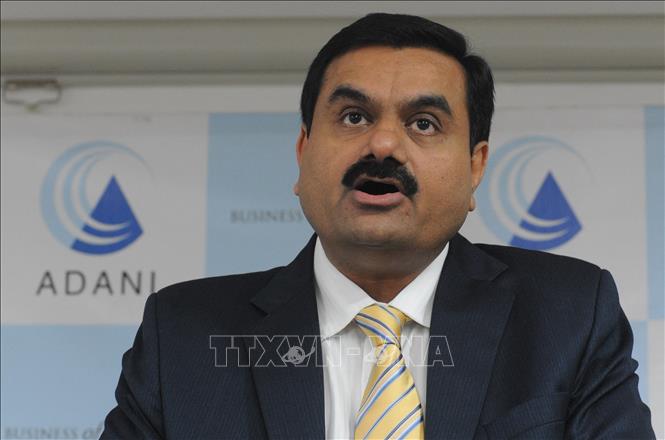 Trong ảnh: (tư liệu)Tỷ phú Gautam Adani  tại cuộc họp báo ở Ahmedabad, Ấn Độ. Ảnh: AFP/TTXVN
