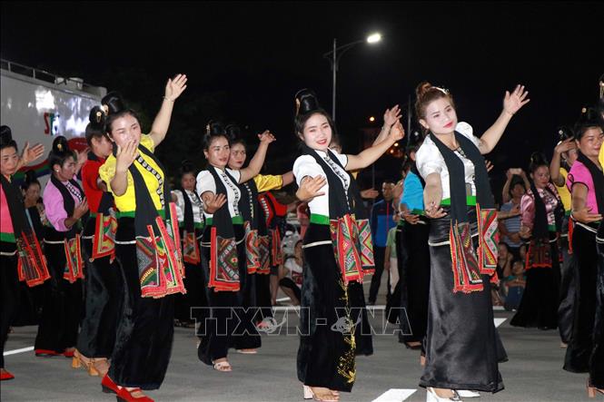 A performance of Xoe dance. VNA Photo: Hữu Quyết 