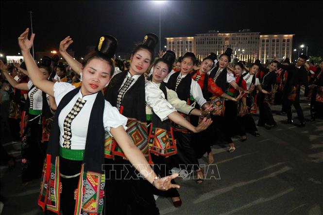 A performance of Xoe dance. VNA Photo: Hữu Quyết 