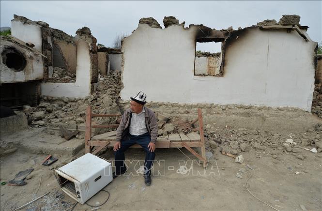 Trong ảnh (tư liệu): Căn nhà bị phá huỷ trong xung đột giữa Tajikistan và Kyrgyzstan ở Kok-Terek, khu vực biên giới cách thủ đô Bishkek (Kyrgyzstan) khoảng 1000km. Ảnh: AFP/TTXVN 