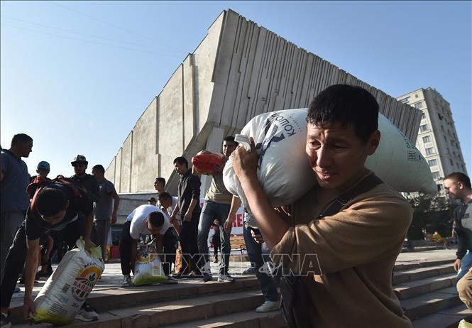 Trong ảnh: Tình nguyện viên chuyển lương thực viện trợ cho người dân sơ tán tránh xung đột giữa Tajikistan và Kyrgyzstan, ở thị trấn Batken thuộc thủ đô Bishkek (Kyrgyzstan), ngày 17/9/2022. Ảnh: AFP/TTXVN 