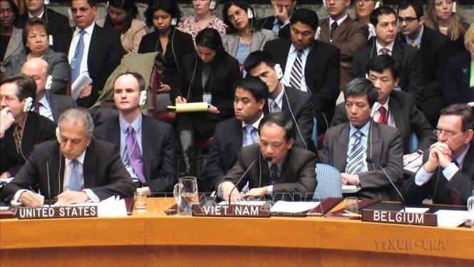 Ngày 18/2/2008, tại phiên họp của HĐBA LHQ bàn về Kosovo, Đại sứ Lê Lương Minh, Trưởng phái đoàn Đại diện thường trực Việt Nam tại LHQ tuyên bố Việt Nam ủng hộ việc giải quyết vấn đề Kosovo theo Nghị quyết 1244 ngày 19/6/1999 của HĐBA LHQ và đã nhận được sự đồng ý của các bên liên quan. Ảnh: Bùi Ngọc Hải - TTXVN