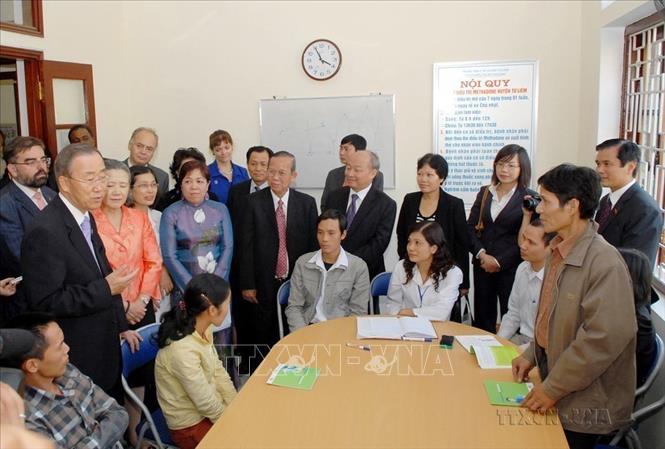Chiều 29/10/2010, Tổng Thư ký LHQ Ban Ki-moon đến thăm dự án “Chăm sóc, bảo vệ và ngăn ngừa HIV” tại Trung tâm Y tế huyện Từ Liêm, Hà Nội. Ảnh: Doãn Tấn – TTXVN