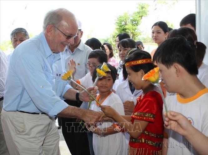 Ông Anthony Lake, Giám đốc điều hành Quỹ Nhi đồng Liên hợp quốc (UNICEF) thăm Trung tâm bảo trợ nạn nhân da cam và trẻ bất hạnh thành phố Đà Nẵng (30/5/2013). Ảnh: Trần Lê Lâm – TTXVN
