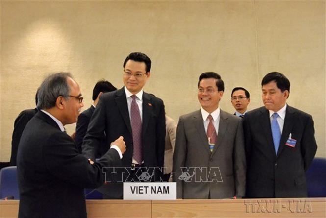 Đoàn Việt Nam gặp gỡ các đại biểu tham dự Phiên họp thứ 18 của Nhóm làm việc về Cơ chế Rà soát Định kỳ Phổ quát (UPR) của Hội đồng Nhân quyền LHQ, diễn ra từ ngày 27/1 đến 7/2/2014 tại Geneva (Thụy Sĩ). Ảnh: Tố Uyên - TTXVN