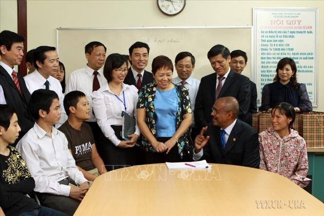 Phó Tổng thư ký Liên hợp quốc Michel Sidibe giao lưu với cán bộ nhân viên và bệnh nhân tại Trung tâm Y tế huyện Nam Từ Liêm, Hà Nội. Ảnh: Dương Ngọc – TTXVN

