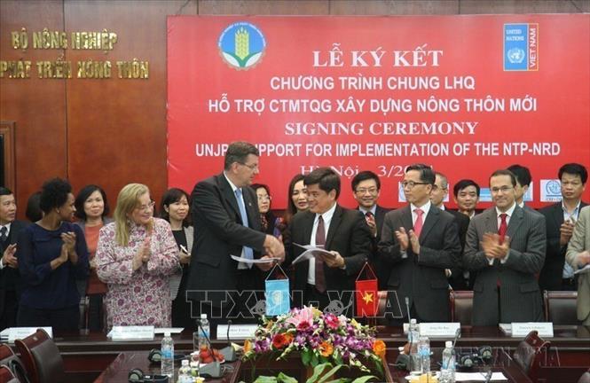 Lễ ký kết Chương trình chung của LHQ hỗ trợ không hoàn lại cho Việt Nam để thực hiện Chương trình Mục tiêu quốc gia xây dựng Nông thôn mới giai đoạn 2014 – 2016 (Hà Nội, 7/3/2014). Ảnh: Đình Huệ - TTXVN