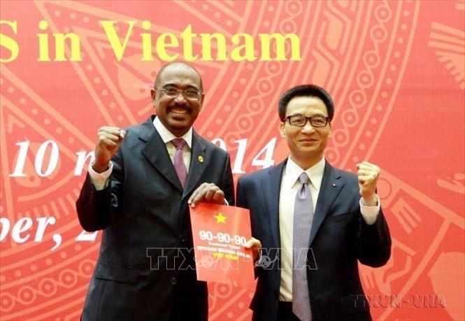 Ngày 25/10/2014, tại Hà Nội, Phó Thủ tướng Vũ Đức Đam và Phó Tổng thư ký LHQ về HIV/AIDS (UNIAIDS) Michel Sidibe cam kết thực hiện mục tiêu 90 - 90 – 90 về kết thúc đại dịch HIV/AIDS tại Việt Nam. Ảnh: Dương Ngọc – TTXVN