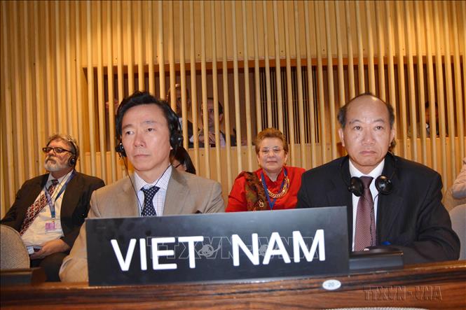 Ngày 11/11 /2015, tại Paris, trong khuôn khổ kỳ họp thứ 38 của Đại hội đồng UNESCO, Việt Nam đã được bầu là Ủy viên Hội đồng Chấp hành UNESCO nhiệm kỳ 2015-2019. Đây là lần thứ tư Việt Nam trúng cử vào Hội đồng chấp hành sau ba nhiệm kỳ 1978-1983, 2001-2005 và 2009-2013. Trong ảnh: Ông Phạm Sanh Châu, Tổng Thư ký Ủy ban quốc gia UNESCO của Việt Nam (bên trái) và Đại sứ Lê Hồng Phấn, Trưởng phái đoàn Việt Nam bên cạnh Tổ chức UNESCO nghe Ban Thư ký kỳ họp thông báo kết quả bầu cử. Ảnh: Bích Hà - TTXVN