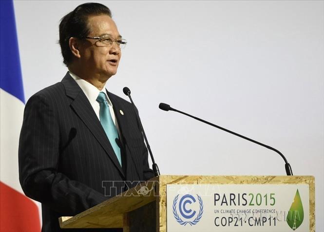 Việt Nam ký Công ước khung của Liên hợp quốc về biến đổi khí hậu (11/6/1992); cùng với hơn 170 quốc gia ký Thoả thuận Paris về khí hậu (tháng 4/2016) tại New York, Mỹ và cam kết thực hiện “Đóng góp do quốc gia tự quyết định” (NDC). Trpng ảnh: Thủ tướng Nguyễn Tấn Dũng phát biểu tại phiên họp toàn thể Hội nghị cấp cao lần thứ 21 Công ước khung của Liên hợp quốc về biến đổi khí hậu tại Paris (Pháp) ngày 31/11/2015. Ảnh: Tư liệu TTXVN