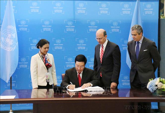 Ngày 22/9/2017, tại Trụ sở LHQ ở New York (Mỹ), thừa ủy quyền của Chủ tịch nước, Phó Thủ tướng, Bộ trưởng Bộ Ngoại giao Phạm Bình Minh ký Hiệp ước Cấm vũ khí hạt nhân. Ảnh: Hữu Hoàng - TTXVN 
