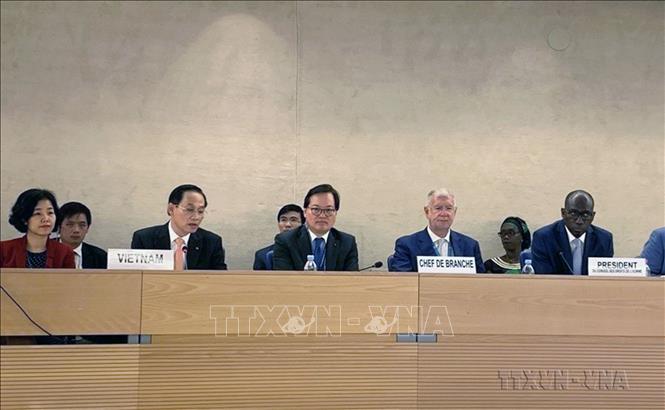 Ngày 4/7/2019, tại Geneva (Thụy Sỹ), trong khuôn khổ Khóa họp 41 của Hội đồng Nhân quyền LHQ diễn ra Phiên họp thông qua Báo cáo quốc gia của Việt Nam theo Cơ chế Rà soát Định kỳ Phổ quát (UPR) chu kỳ III. Đoàn Việt Nam do Thứ trưởng Ngoại giao Lê Hoài Trung làm Trưởng đoàn. Ảnh: TTXVN phát
