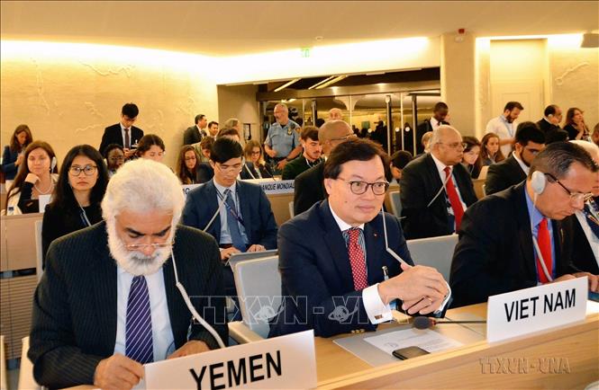 Ngày 9/9/2019, tại Trụ sở LHQ ở Geneva, Thụy Sĩ, Đại sứ Dương Chí Dũng dẫn đầu đoàn Việt Nam tham dự Khóa họp thứ 42 Hội đồng Nhân quyền Liên hợp quốc. Ảnh: Tố Uyên - TTXVN