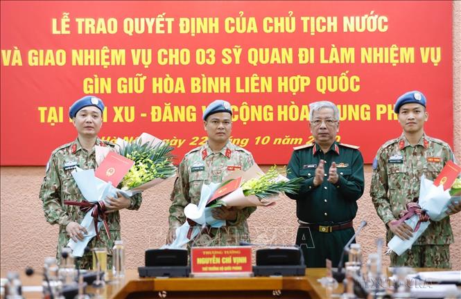 Thượng tướng Nguyễn Chí Vịnh, Thứ trưởng Bộ Quốc phòng trao Quyết định của Chủ tịch nước và giao nhiệm vụ cho 3 sĩ quan thực hiện nhiệm vụ GGHB LHQ tại phái bộ Nam Sudan và Cộng hoà Trung Phi (Hà Nội, 22/10/2020). Ảnh: Dương Giang - TTXVN