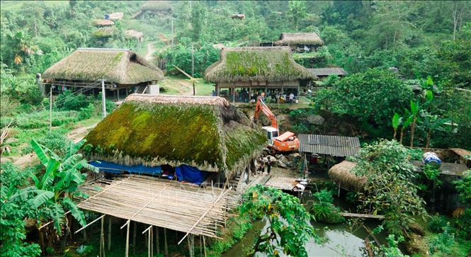 Trong ảnh: Những mái nhà lá cọ được rêu phủ quanh năm tại thôn Xà Phìn. Ảnh: Nam Thái - TTXVN