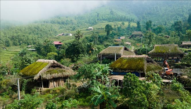 Trong ảnh: Những mái nhà lá cọ được rêu phủ quanh năm tại thôn Xà Phìn. Ảnh: Nam Thái - TTXVN