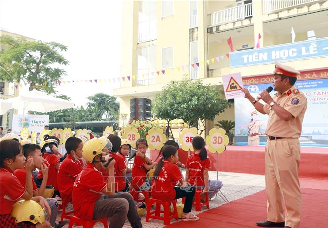 Trong ảnh: Học sinh được trang bị các kiến thức đơn giản về một số biển báo giao thông và tham gia giao thông an toàn tại chương trình. Ảnh: Hoàng Hùng -TTXVN