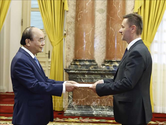 Chủ tịch nước Nguyễn Xuân Phúc tiếp nhận Quốc thư của Đại sứ Hungary Tibor Baloghdi. Ảnh: Thống Nhất- TTXVN
