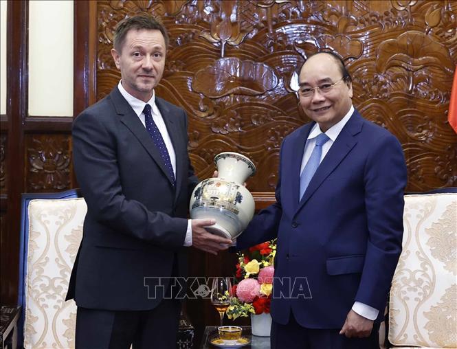 Chủ tịch nước Nguyễn Xuân Phúc tặng quà lưu niệm cho Đại sứ Hungary Tibor Baloghdi. Ảnh: Thống Nhất- TTXVN