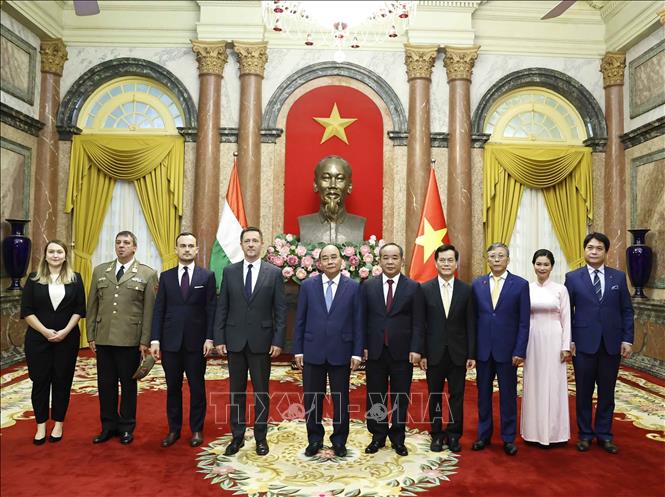 Chủ tịch nước Nguyễn Xuân Phúc chụp ảnh chung với Đại sứ Hungary Tibor Baloghdi. Ảnh: Thống Nhất- TTXVN