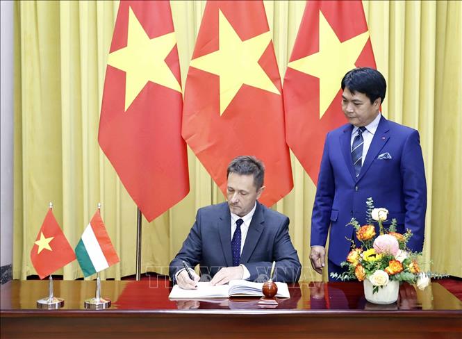 Đại sứ Hungary Tibor Baloghdi ký Sổ vàng lưu niệm. Ảnh: Thống Nhất- TTXVN