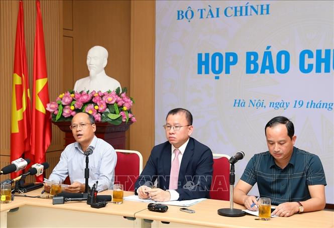 Ông Lê Công Điền (bên trái), Vụ trưởng Vụ Giám sát công ty đại chúng, Ủy ban Chứng khoán Nhà nước (Bộ Tài chính) đồng chủ trì họp báo. Ảnh: Phạm Hậu - TTXVN