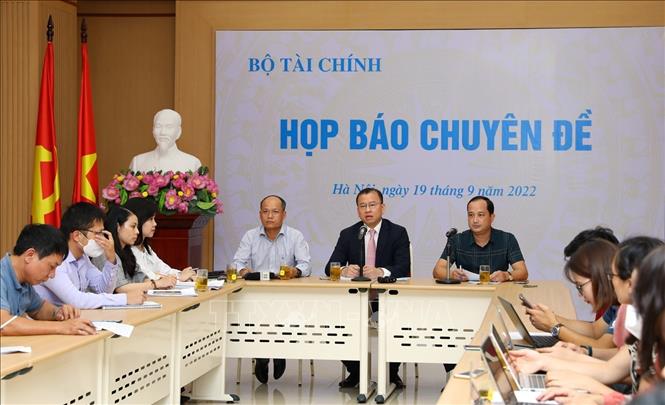 Ông Nguyễn Hoàng Dương (giữa), Phó Vụ trưởng Vụ Tài chính các ngân hàng và tổ chức tài chính (Bộ Tài chính) đồng chủ trì họp báo. Ảnh: Phạm Hậu-TTXVN