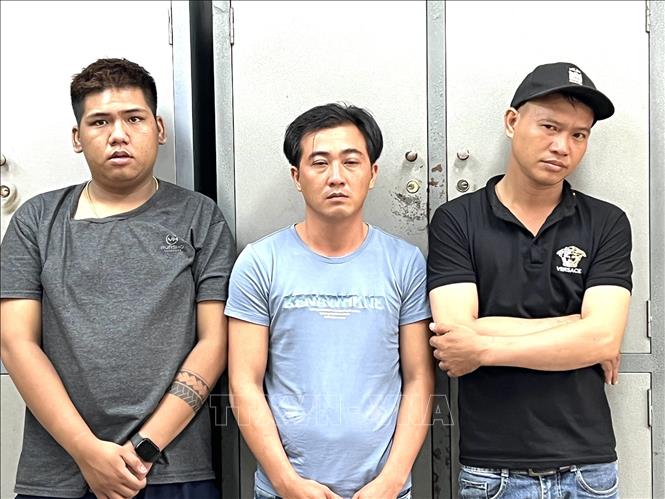 Trong ảnh: Các đối tượng từ trái qua: Võ Minh Thông, Nguyễn Duy Tính và Nguyễn Mạnh Thường bị công an tạm giữ hình sự. Ảnh: TTXVN phát
