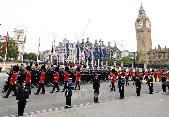 Trong ảnh: Linh cữu Nữ hoàng Anh Elizabeth II được hải quân Hoàng gia Anh rước tới Tu viện Westminster, nơi lễ tang chính thức được cử hành, ngày 19/9/2022. Ảnh: AFP/TTXVN