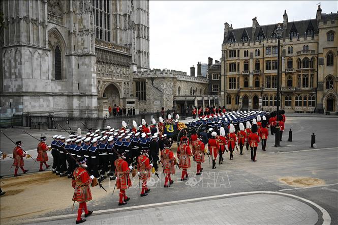 Trong ảnh: Linh cữu Nữ hoàng Anh Elizabeth II được hải quân Hoàng gia Anh rước tới Tu viện Westminster (London), nơi lễ tang chính thức được cử hành, ngày 19/9/2022. Ảnh: AFP/TTXVN
