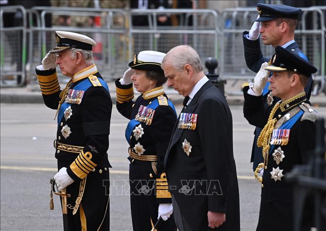 Trong ảnh (từ trái sang): Vua Anh Charles III, Công chúa Anne, Hoàng tử Andrew, Hoàng tử William và Hoàng tử Edward theo sau linh cữu Nữ hoàng Anh Elizabeth II tới Tu viện Westminster (London), nơi lễ tang chính thức được cử hành, ngày 19/9/2022. Ảnh: AFP/TTXVN