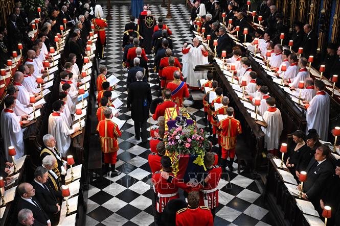 Trong ảnh: Linh cữu Nữ hoàng Anh Elizabeth II được đội cận vệ Hoàng gia đưa vào Tu viện Westminster (London), nơi lễ tang chính thức được cử hành, ngày 19/9/2022. Ảnh: AFP/TTXVN