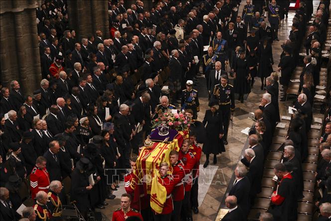 Trong ảnh: Linh cữu Nữ hoàng Anh Elizabeth II được đội cận vệ Hoàng gia đưa vào Tu viện Westminster (London), nơi lễ tang chính thức được cử hành, ngày 19/9/2022. Ảnh: AFP/TTXVN