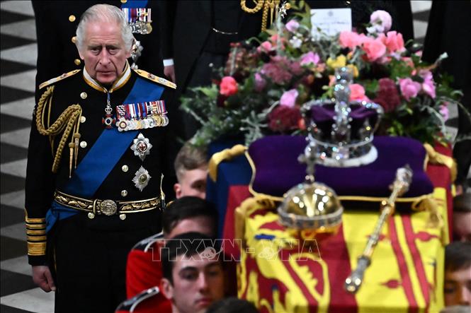 Trong ảnh: Vua Anh Charles III đi ngay sau linh cữu Nữ hoàng Elizabeth II trong lễ tang chính thức được cử hành tại Tu viện Westminster (London), ngày 19/9/2022. Ảnh: AFP/TTXVN